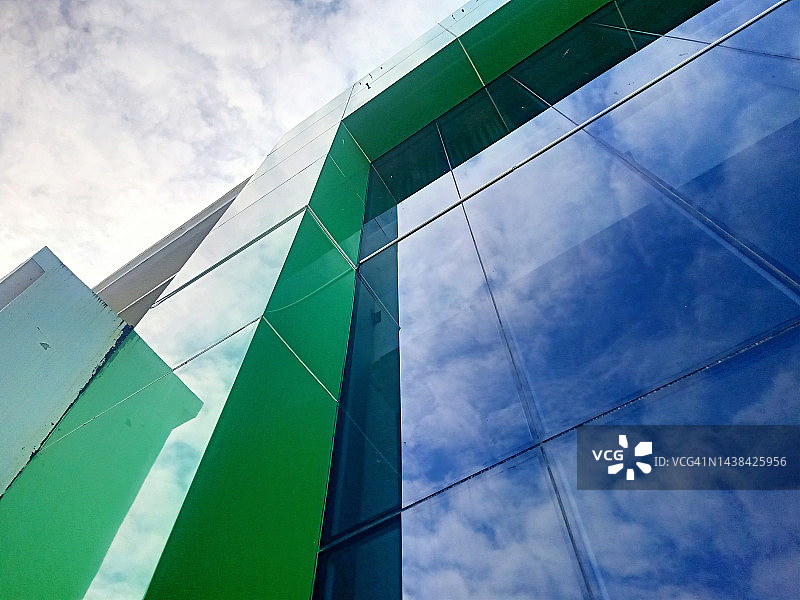 映衬着蓝天倒影的建筑玻璃图片素材