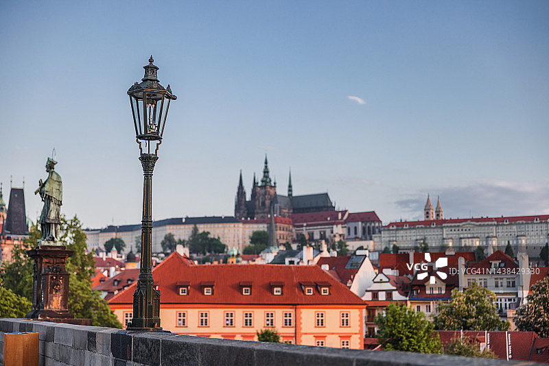 布拉格查理大桥：眺望布拉格城堡、大教堂和历史建筑图片素材