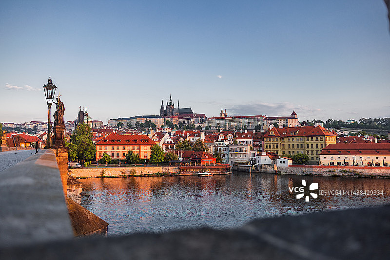 布拉格老城区午后查理大桥全景图片素材