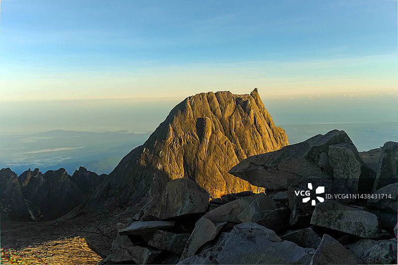 日出时阳光照耀下的基纳巴卢山 - 维多利亚峰（海拔4091米）图片素材