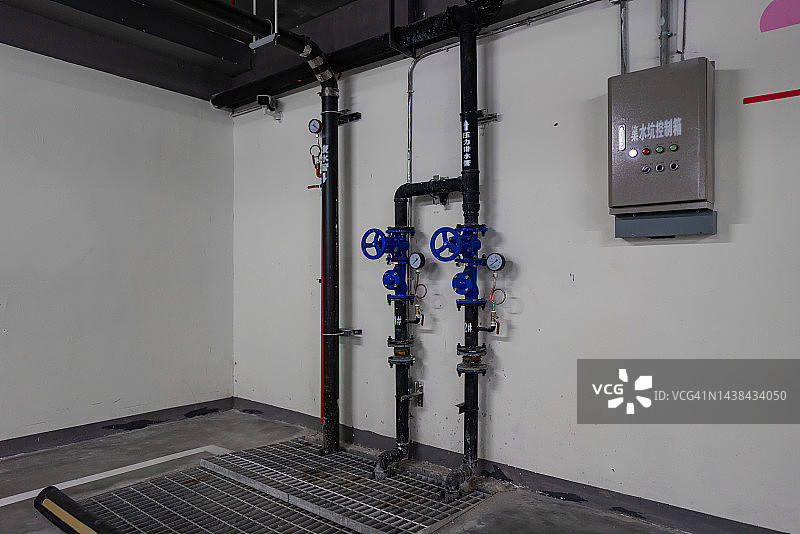 排水管和阀门开关图片素材