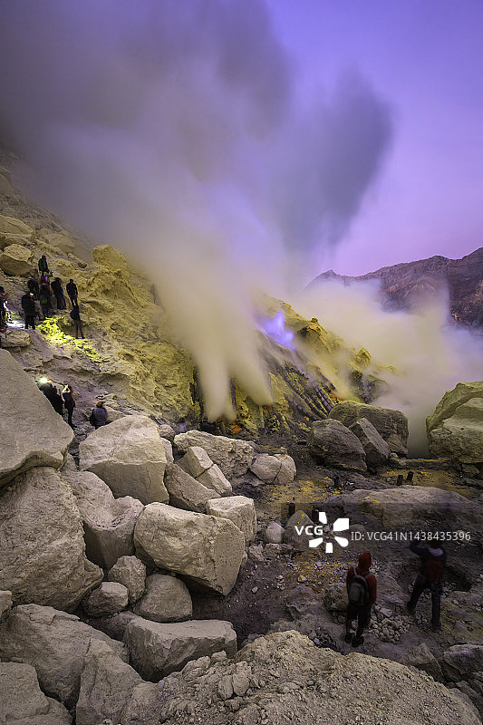 卡瓦伊真火山清晨与硫磺烟雾图片素材