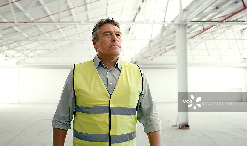 建筑、施工，成熟的建筑工人在施工现场对设计、建筑和创新有远见，工程师、领导和高级领导人在思考、规划和构思图片素材