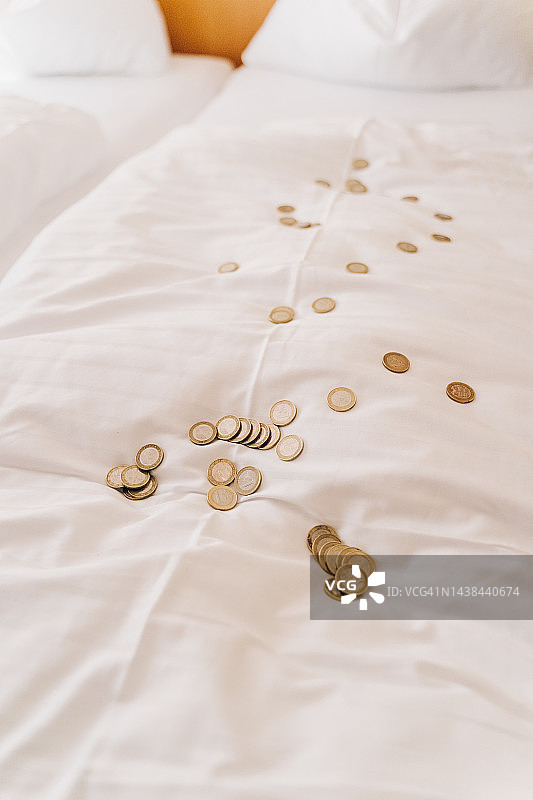 床上的欧元硬币图片素材