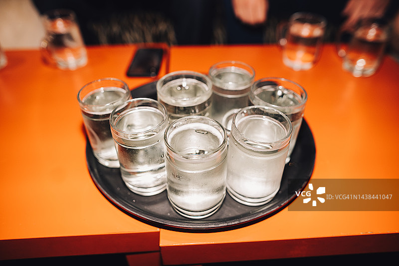 托盘上的七杯Schnapps图片素材