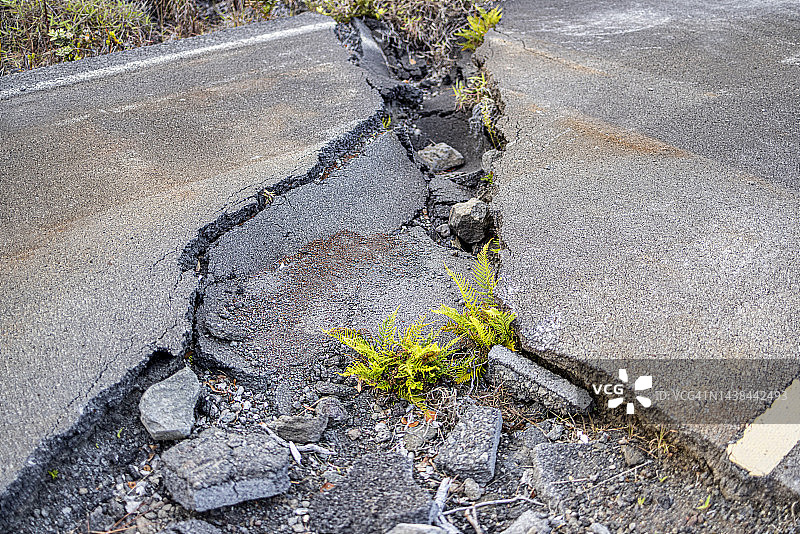 地震造成的道路损坏图片素材