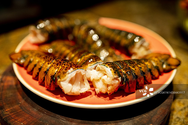 盘子上新鲜龙虾尾的特写图片素材