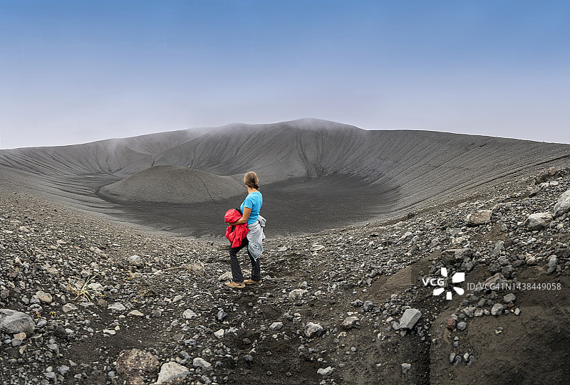 站在惠尔火山边缘的女子图片素材