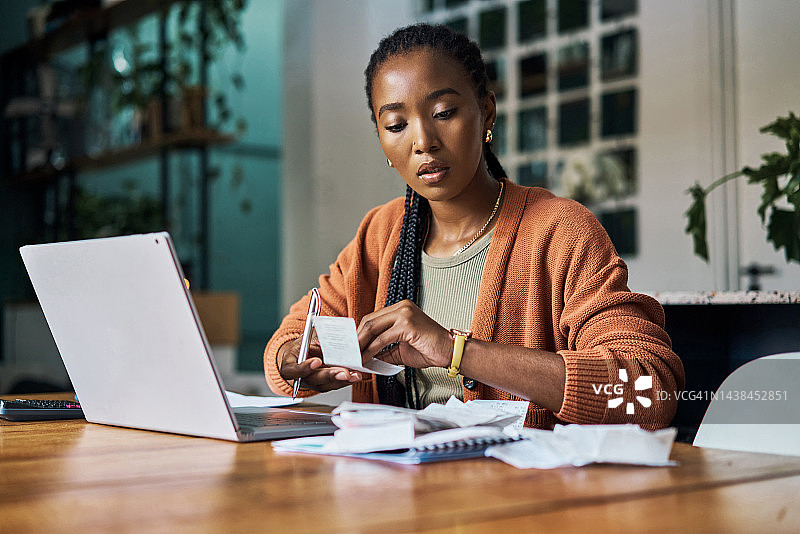 预算、财务和居家使用笔记本电脑的女人，包含收据纸、发票或债务，用于财务策略、规划和压力。在电脑上处理会计、税务和抵押贷款的黑人女商人图片素材