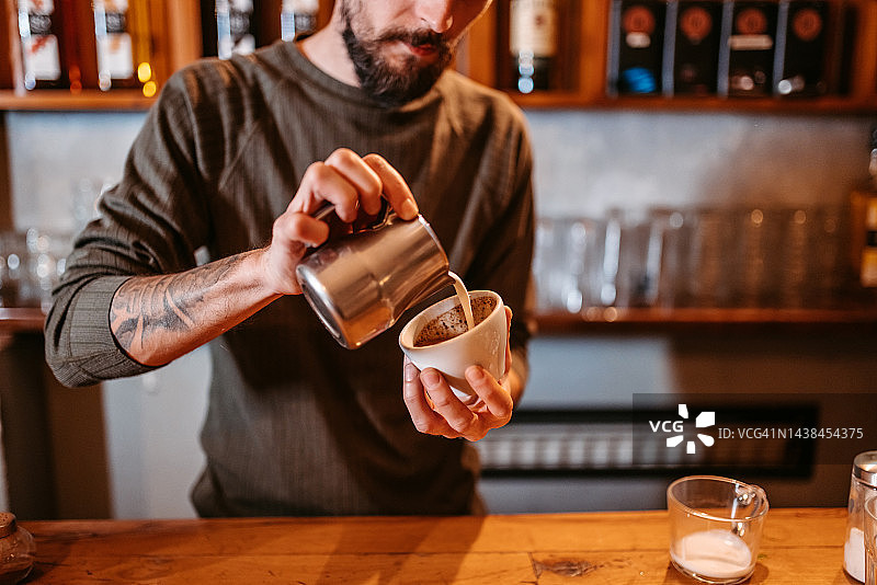 咖啡师制作咖啡图片素材