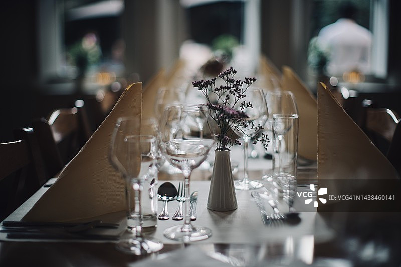 在舒适的餐厅里，时尚的餐桌摆设图片素材