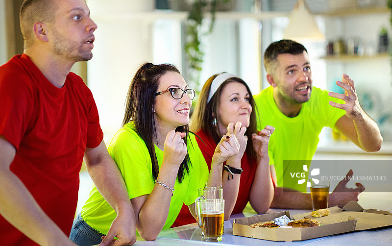 朋友们在家看比赛图片素材