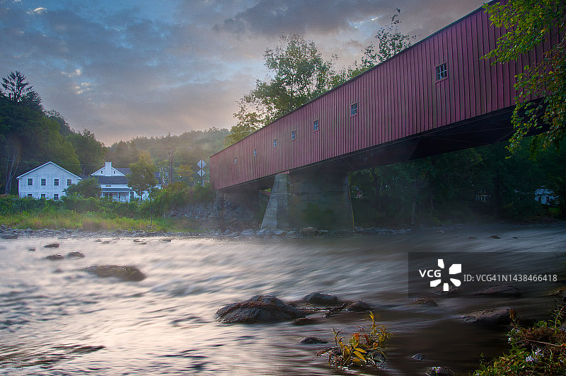 麦迪逊县的桥梁图片素材