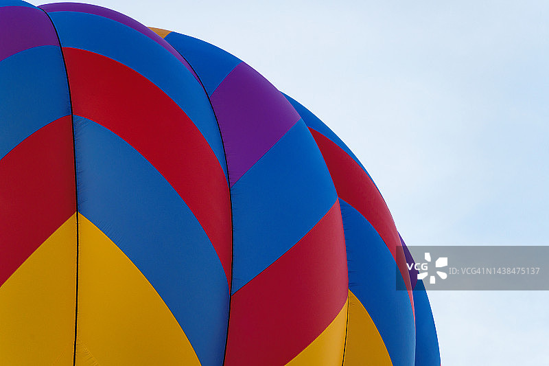 蓝色天空下的热气球特写图片素材