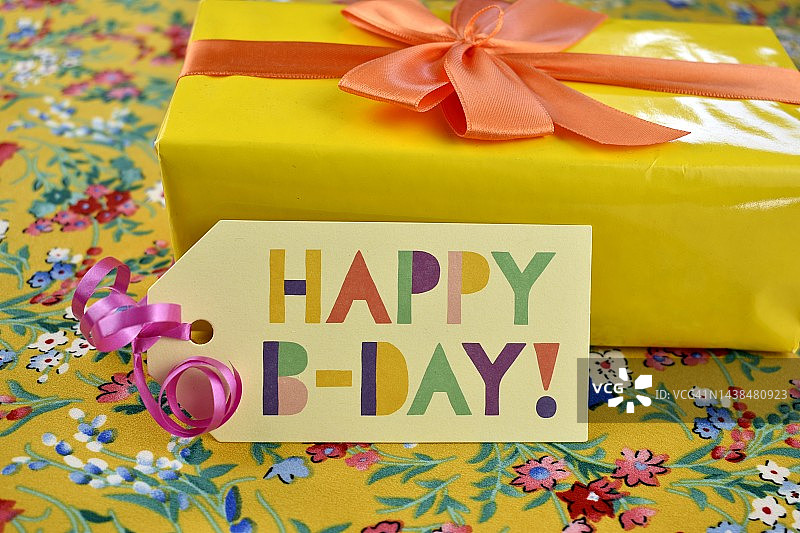 花卉背景上的黄色礼品盒图片素材