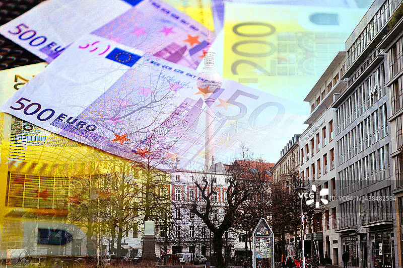 欧元现金钞票与柏林城市全景图片素材