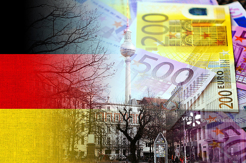 德国国旗、欧元现金和柏林城市全景图片素材