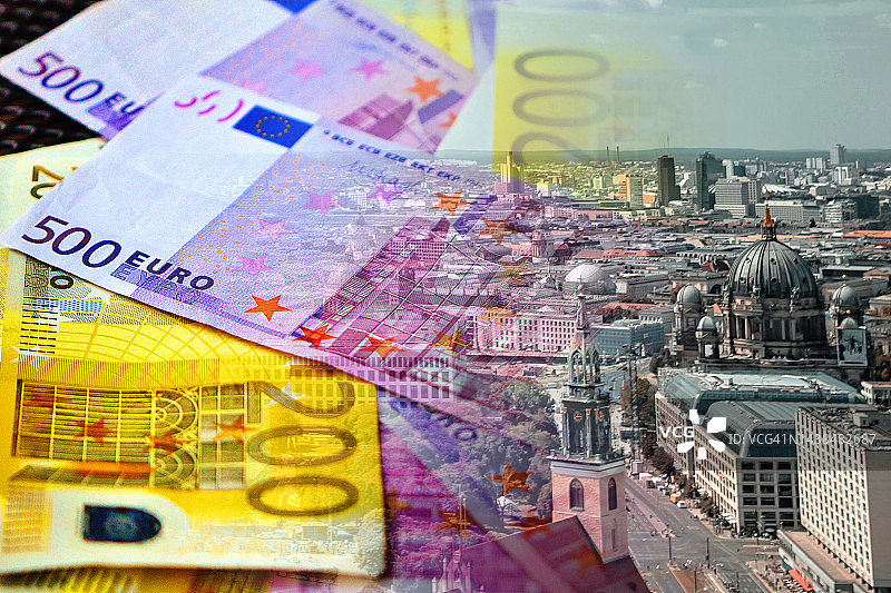欧元现金钞票与柏林城市全景图片素材