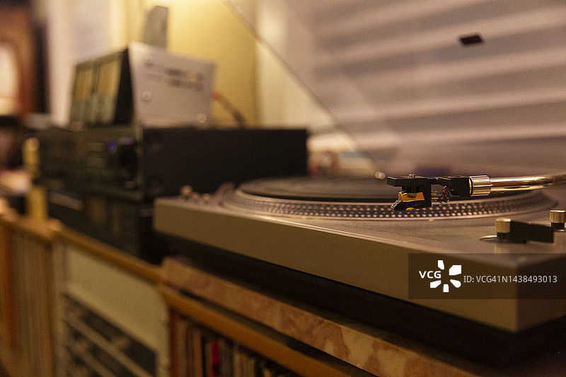 现代办公室里的复古唱片机特写图片素材