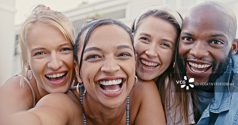 自拍和朋友，在城市里微笑、多元化和在一起，在户外或旅行中冒险。人们、男人和快乐的合影，社交和度假，在城镇、城市或地铁中感受幸福图片素材