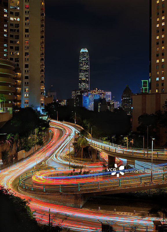 旧山顶道、花园道和罗便臣道的车灯轨迹图片素材
