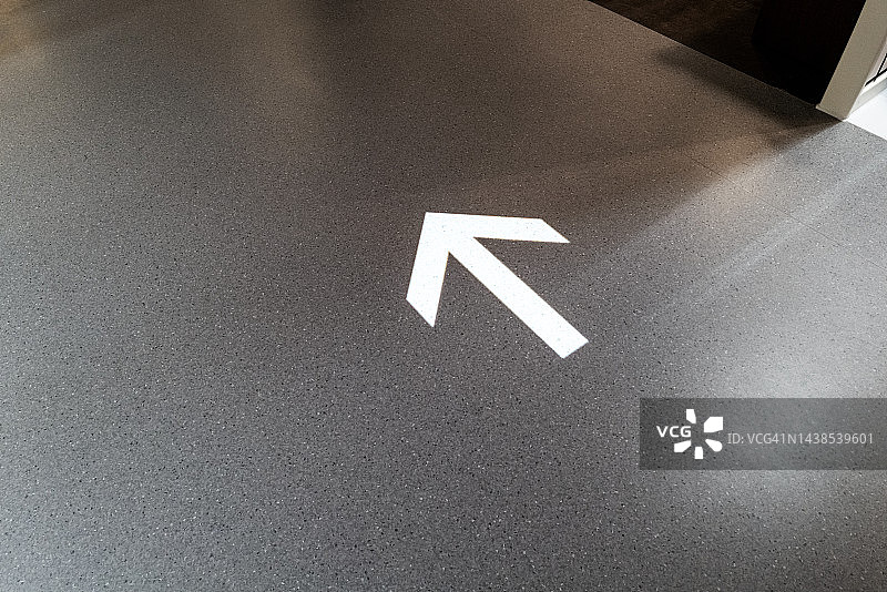 灰色地面上的方向箭头符号图片素材