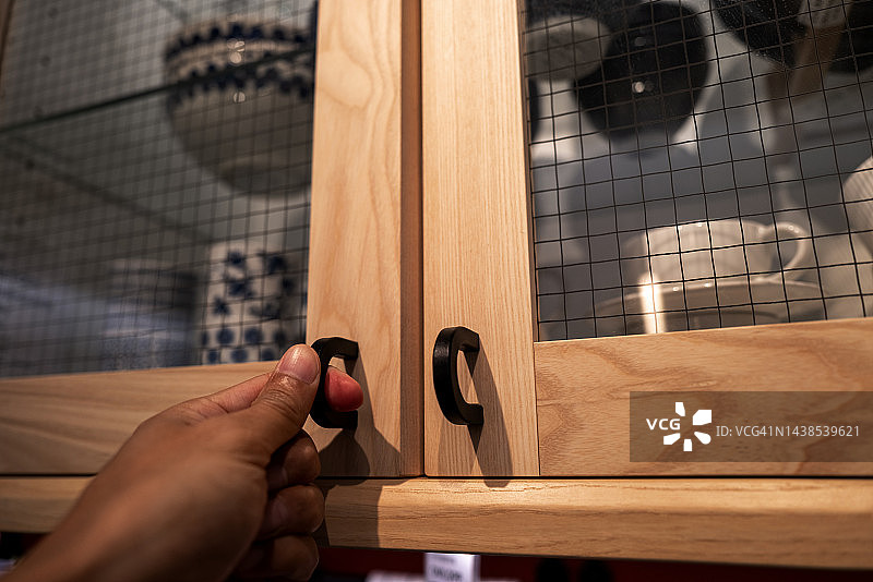 开放式柜门的仰视角度图片素材