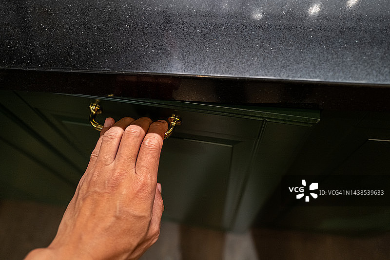 打开的橱柜门高角度视图图片素材