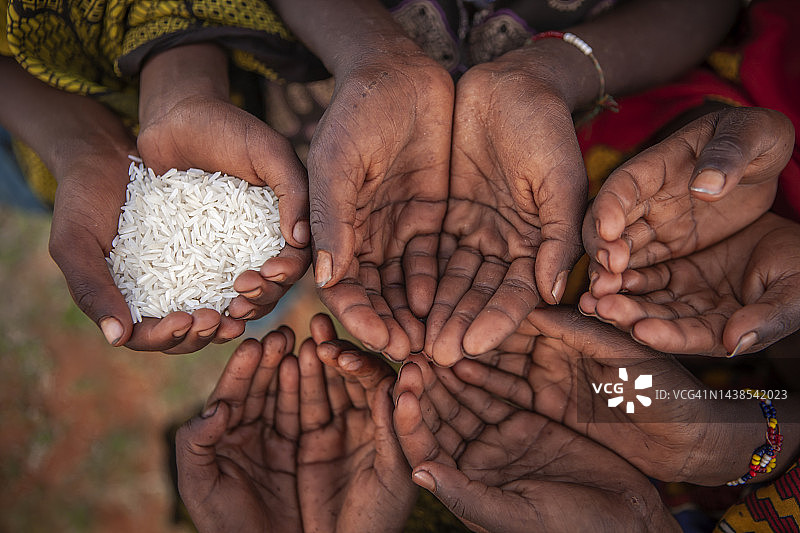 非洲饥饿儿童乞讨食物图片素材