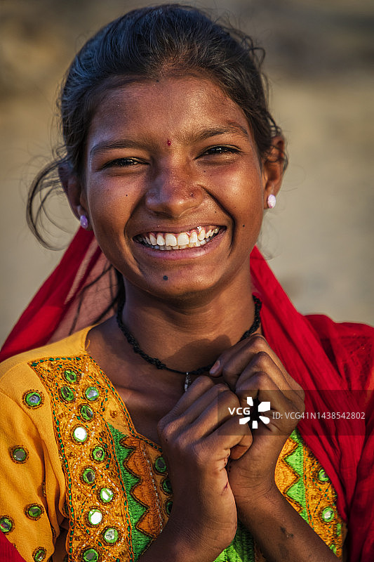 印度沙漠村庄里快乐的印度女孩图片素材