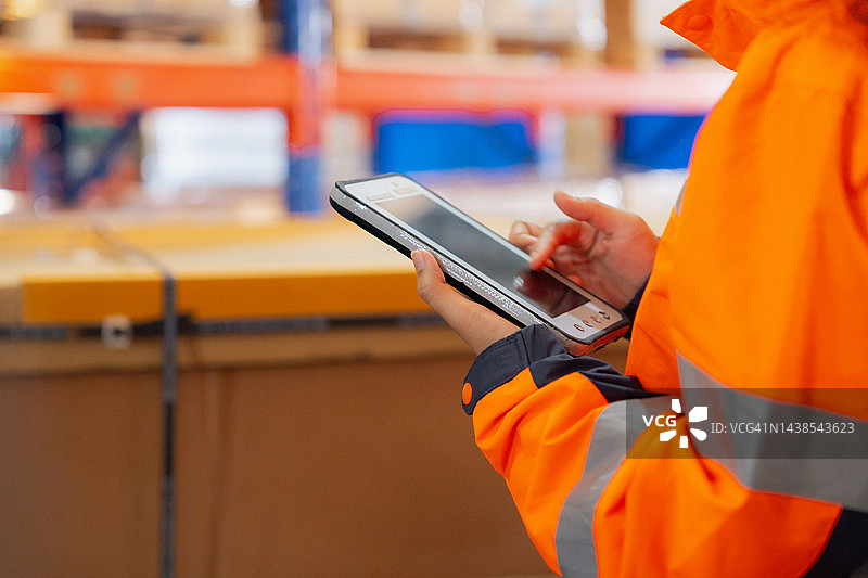 操作叉车的仓库工人图片素材