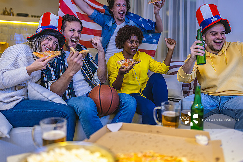 朋友们在家庆祝篮球队获胜图片素材