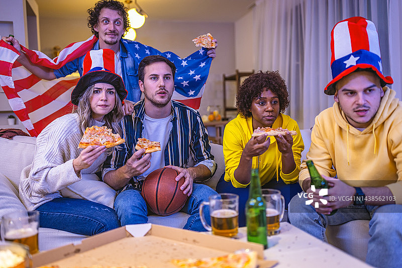在家观看篮球比赛的美国球迷图片素材