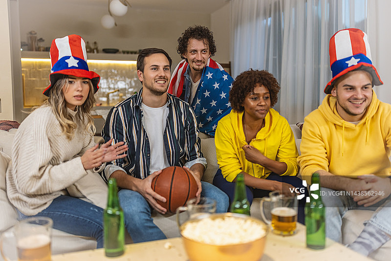 在家观看篮球比赛的美国球迷图片素材