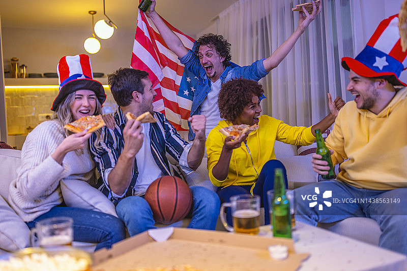 朋友们在家庆祝篮球队获胜图片素材