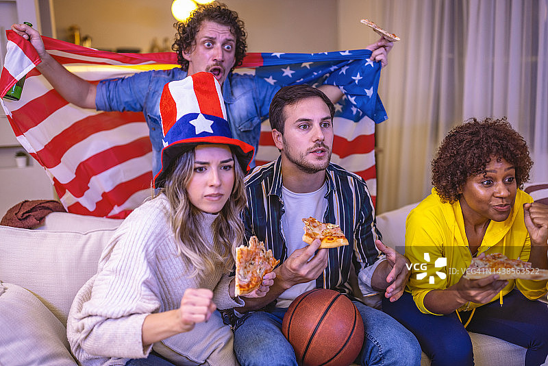 在家观看篮球比赛的美国球迷图片素材