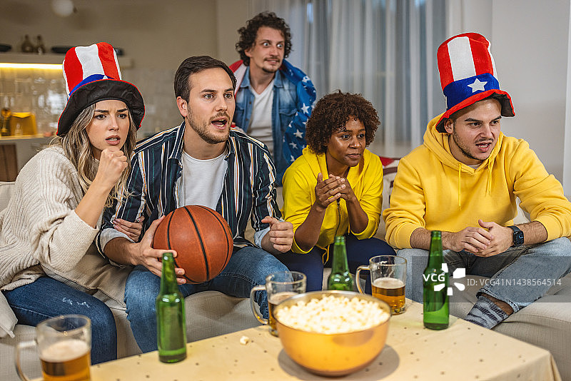 观看篮球比赛时为球队欢呼的美国球迷图片素材