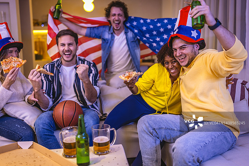 朋友们在家庆祝篮球队获胜图片素材