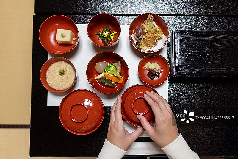 游客手中的日式精进料理图片素材