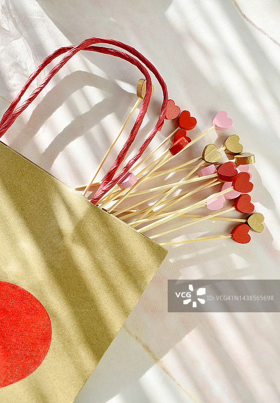 装有鸡尾酒签的礼品袋图片素材
