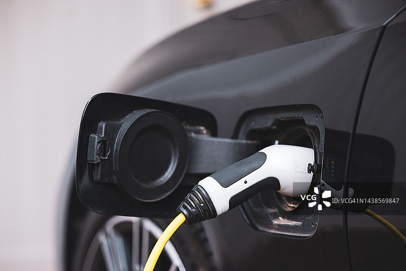 正在充电的电动汽车特写图片素材