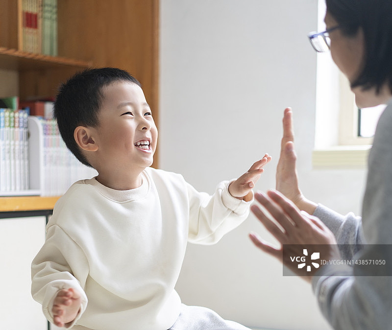 母亲和婴儿图片素材