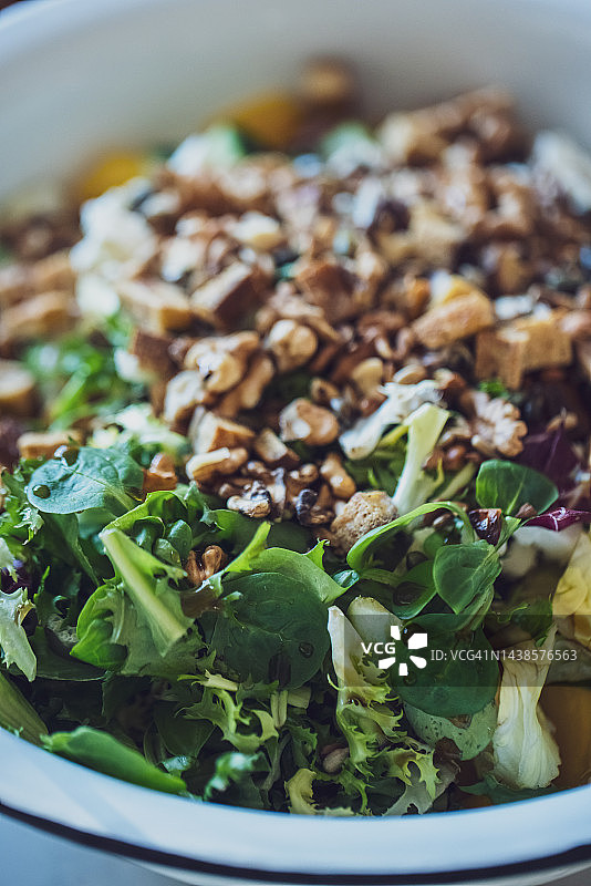 一大碗自制生食沙拉图片素材