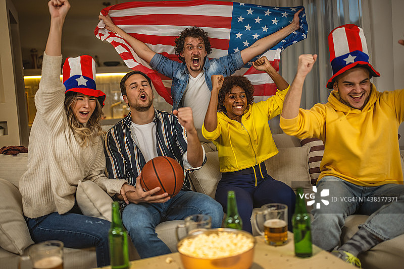 在家观看篮球比赛的美国球迷图片素材