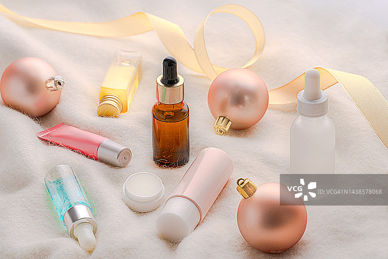 圣诞快乐，新年快乐美妆产品礼品概念图片素材