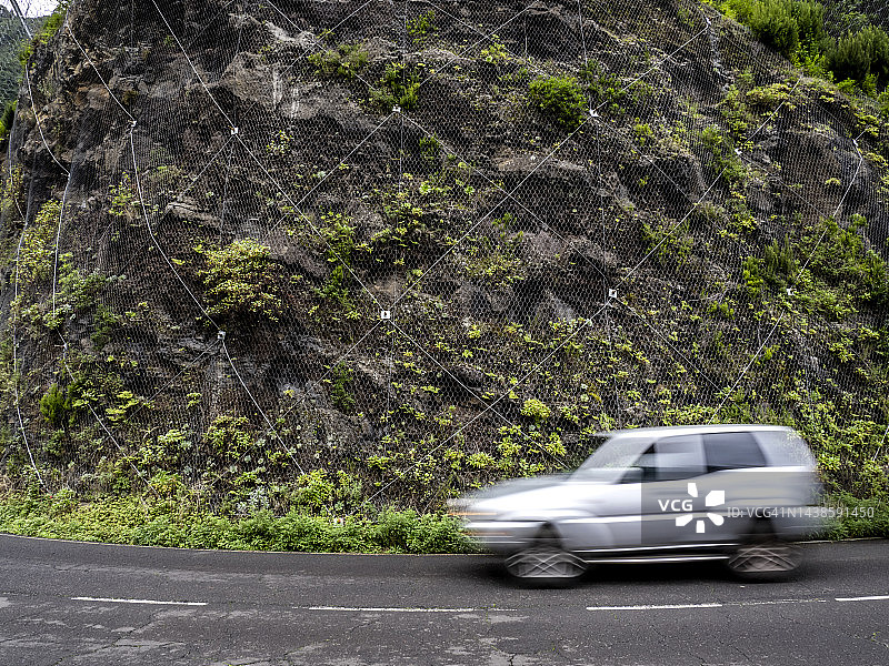 受保护的山路：配备大型金属安全网，防止岩石和泥土滑落图片素材