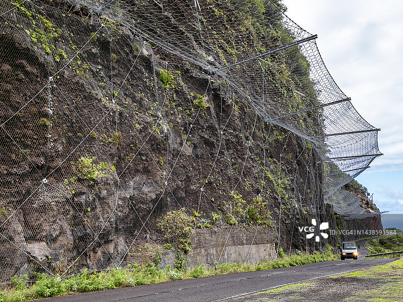 受保护的山路：配备大型金属安全网，防止岩石和泥土滑落图片素材