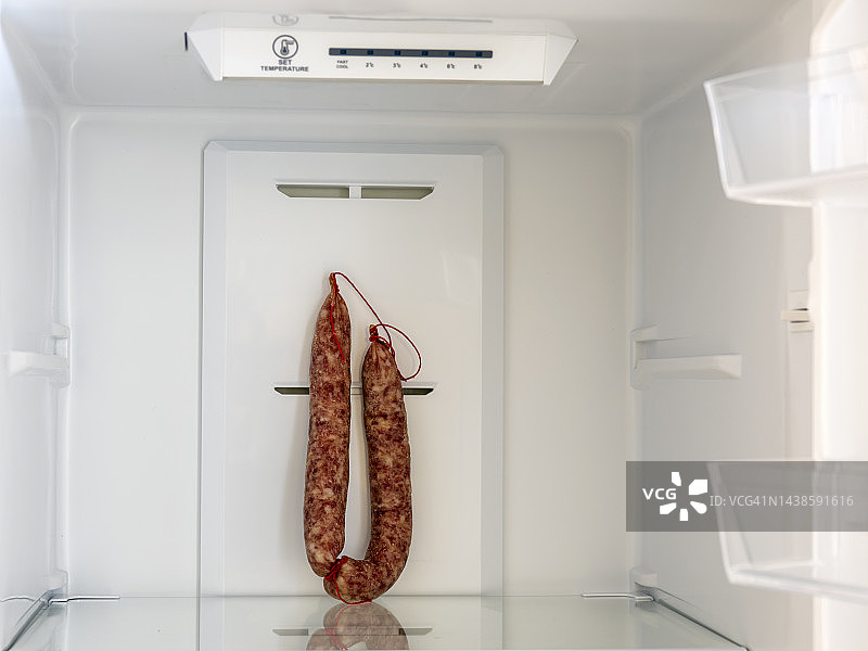 装有香肠的冰箱内部图片素材