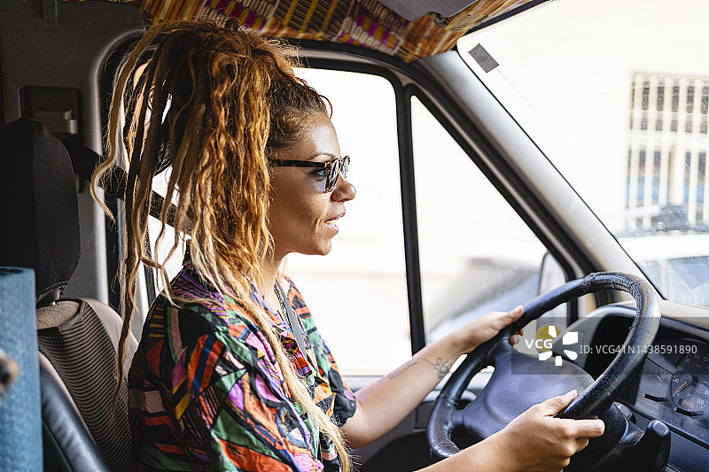 留脏辫的女人驾驶面包车图片素材
