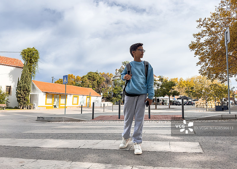 过人行横道的儿童学生图片素材